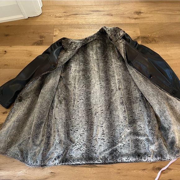 Danier Black Leather and faux fur reversible coat - Picture 8 of 10